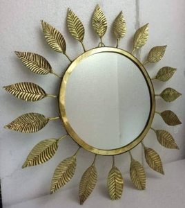 Cadre de miroir mural en métal floral élégant, fabriqué à la main pour des accents d'intérieur haut de gamme et des arrangements de décoration vintage magnifiques - Product Image 1