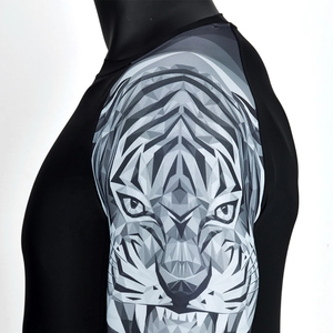 เสื้อแรชการ์ดออกกำลังกาย น้ำหนักเบา เป็นมิตรกับสิ่งแวดล้อม ผลิตจากโพลีเอสเตอร์/ไนลอน สำหรับทุกเพศ มีสีและขนาดให้เลือกตามต้องการ - Product Image 5