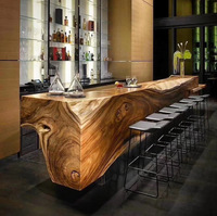 Table à manger de luxe en bois massif avec bord naturel et design Art Déco en métal, en stock, en bois de noyer sud-américain
