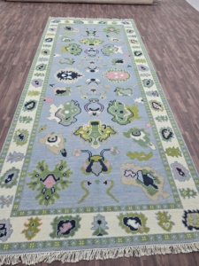 พรมวิ่งสไตล์โบราณ โอชาค ทำจากขนสัตว์ ขนาด 2x8 ฟุต พื้นหลังสีน้ำเงิน ลายดอกไม้สีชมพูและสีเขียว ทอมือ ขนาดสั่งทำได้ สำหรับปูทางเดิน - Product Image 2