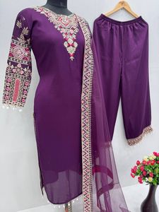 Ensemble haut, pantalon et dupatta de créateur haut de gamme, motif floral vintage, confortable, avec taille naturelle, en mélange de soie et de coton, pour le quotidien et la mode de bureau - Product Image 2