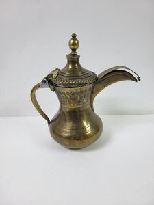 Dallah Árabe de Acero Inoxidable Brillante con Mango Resistente al Calor que Garantiza un Agarre Cómodo Durante las Sesiones de Servicio - Product Image 6