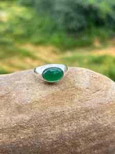 แหวนหินสีเขียวทำด้วยมือ925เงินสเตอร์ลิงมินิมอลลิสต์เครื่องประดับ unisex ของขวัญสำหรับเธอหรือเขา - Product Image 2