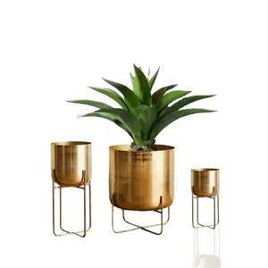 Maceta de latón hecha a mano para plantas de interior, acento decorativo para estante de mesa u oficina en acabado pulido dorado - Product Image 3