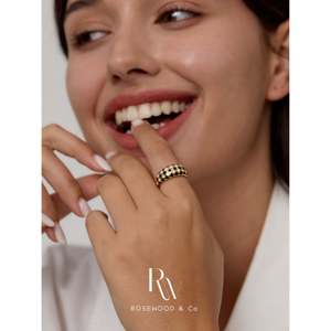 Anello Sigillo Romantico a Scacchiera Bianco e Nero, Placcato Oro Anti-Appannamento, con Fascia Larga, Idea Regalo - Product Image 5