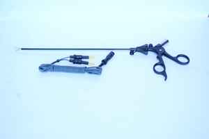 Pince bipolaire laparoscopique en acier réutilisable de haute qualité avec conception durable pour une utilisation chirurgicale - Product Image 4