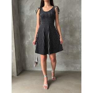 Robe sans manches rayée noire et argentée Topshow, produit en gros - Product Image 4