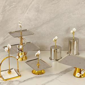 Plateau de service en métal avec décoration de lys Plateau rectangulaire en acier inoxydable de luxe pour restaurant hôtel - Product Image 4
