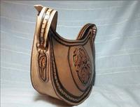 Sac à bandoulière unisexe élégant en cuir pleine fleur véritable, gravé à la main avec des motifs floraux géométriques, fermeture éclair, idéal pour festivals, mariages et soirées