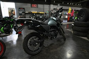 Super Kawasaki KLR 650 652cc monocylindre, boîte de vitesses à 6 rapports, parfait pour la conduite sur route et hors route, prêt à être exporté dans le monde entier - Product Image 3