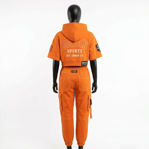 ชุดเซ็ตเสื้อครอปฮู้ดดี้ผ้าฟลีซคอตตอนโพลีเอสเตอร์พรีเมียม 320 GSM และกางเกงจ็อกเกอร์คาร์โก้ สีส้ม พิมพ์ลายโลโก้ตามสั่ง สำหรับผู้หญิง - Product Image 5
