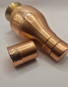 Bouteille d'eau en cuivre de luxe de style antique avec des propriétés curatives naturelles soutenant le bien-être général du corps - Product Image 3