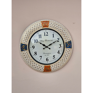 Horloge murale ronde en bois fabriquée à la main avec incrustation florale en émail Horloge analogique traditionnelle Rajasthani de style vintage de 18 pouces - Product Image 1