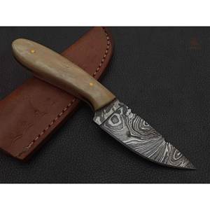 Couteau skinner en acier damas fait à la main personnalisé manche en os avec bel étui en cuir - Product Image 1