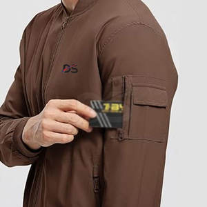 เสื้อแจ็คเก็ตบอมเบอร์ผู้ชายคุณภาพสูงสำหรับฤดูหนาว ผลิตจากโพลีเอสเตอร์/ไนลอน พร้อมโลโก้ด้านหน้า ระบายอากาศได้ดีและเป็นมิตรกับสิ่งแวดล้อม - Product Image 5