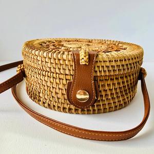 Bolsos de hombro de ratán hechos a mano de vacaciones de verano con cadenas de botones de perlas decoración artesanía de Vietnam FBA para Amazon al por mayor - Product Image 3