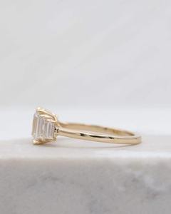 Anillo de diamantes cultivados en laboratorio con corte esmeralda y engaste de cinco piedras para exhibir brillo y elegancia. Este impresionante anillo. - Product Image 4