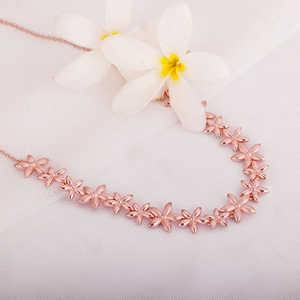 สร้อยคอลายดอกไม้สุดอินเทรนด์สีโรสโกลด์พร้อมห่วงโซ่สแตนเลสประดับเพชรและกล่องสำหรับเป็นของขวัญ - Product Image 3