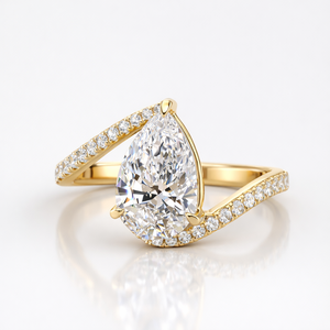 แหวนทอง 18K ประดับเพชรโมอิสซาไนต์ทรงลูกแพร์ ดีไซน์เกลียวแบบแหวนหมั้น - Product Image 1