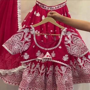 Conjunto Étnico VASTRA COTTAGE de Lehenga Choli y Dupatta de Georgette Sintética con Bordado de Hilo y Lentejuelas, Diseño Elegante para Bodas y Festividades - Product Image 3