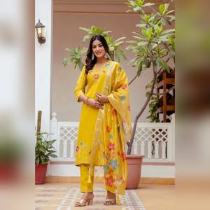 ชุดคุर्ติผ้าวิสโคสแบบดีไซน์พิเศษ พร้อมงานปักลูกปัดและผ้าคลุมไหล่ผ้าออร์แกนซ่าลายแจ็คการ์ด สำหรับงานแต่งงาน - Product Image 3