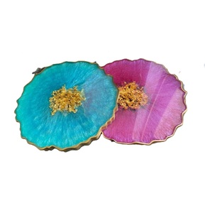Juego de 2 posavasos de resina de color rosa azul y dorado para uso doméstico en hoteles y restaurantes Juego de posavasos de resina y vasos de vidrio - Product Image 1