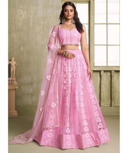 Lavisa pakistanaise mariage de luxe LehengaCholi pour filles avec velours Chunni et perle travail - Product Image 6