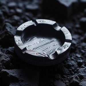 Cenicero de Acero de Damasco de Alta Calidad, Cenicero de Diseño Hecho a Mano, Accesorio de Metal Duradero para Fumar, para Oficina, Hogar y Salón - Product Image 1