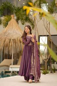 Elégante robe de designer ethnique Anarkali en violet pêche vert menthe avec Dupatta brodé pour les mariages et les fêtes - Product Image 3