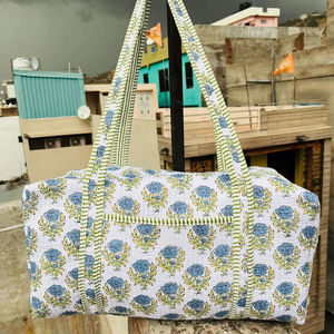 Sac de voyage en coton matelassé fait à la main sac de sport de grande capacité avec impression de blocs bagages à main pour femmes sacs de nuit durables - Product Image 1