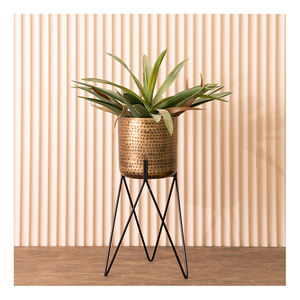 Maceta decorativa exclusiva de metal con soporte, maceta de diseño, elegante estilo de cepillo dorado y negro para uso doméstico en interiores y exteriores - Product Image 1