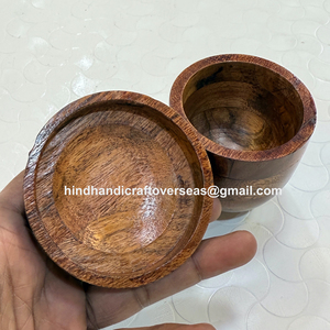 Verre à shot en bois en forme de gland avec couvercle, fabriqué en bois naturel (acacia ou mangue), idéal pour une utilisation alimentaire et comme verre à eau. - Product Image 6