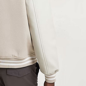 Veste universitaire pour homme avec corps en polaire douce et manches élégantes en cuir Veste universitaire en polaire bicolore pour homme - Product Image 6