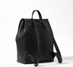 Sac à dos en cuir véritable noir avec poche à rabat et coutures renforcées, design confortable et sécurisé - Product Image 4