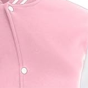 เสื้อแจ็คเก็ตวาร์ซิตี้สีชมพูอ่อนและสีขาว – สไตล์ลำลองแบบนักศึกษา ตัวเสื้อสีชมพูพาสเทล แขนเสื้อสีขาว - Product Image 5