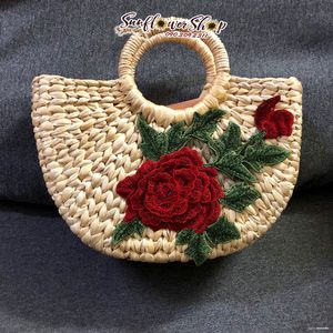 กระเป๋าถือสานลายดอกไม้คุณภาพสูงจากผักตบชวา สำหรับผู้หญิง งานฝีมือรักษ์โลก ผลิตในเวียดนาม - Product Image 2