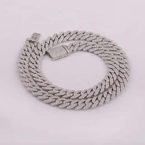 Disponible para la Venta: Collares de Plata de Ley con Cadena Cubana Certificada y Moissanita para Nuevos Compradores de Joyería Interesados en el Estilo Hip Hop - Product Image 2