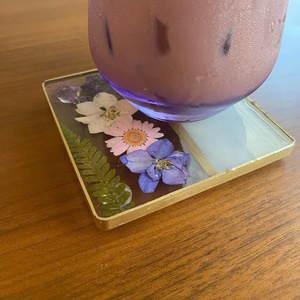 Posavasos cuadrados de resina hechos a mano, regalo inspirado en la naturaleza y recuerdo con diseño de flores secas para seres queridos - Product Image 2