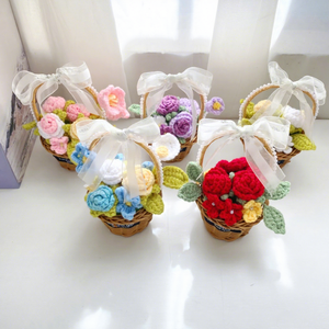Panier de fleurs tricoté à la main transfrontalier avec roses artificielles, lys et gypsophile pour la fête des enseignants/la fête des mères - Product Image 5
