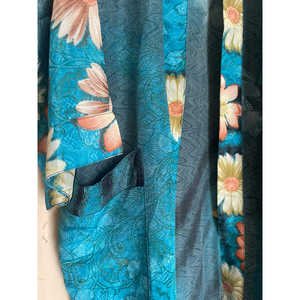 Chaqueta de Satén Tropicana Daisy, Suave, Talla Única, con Estampado de Margaritas Delicadas - Product Image 2