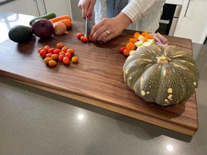 Planche à découper en bois de noyer 100% naturel, artisanale, en bois massif, adaptée à l'affichage des couteaux, à la découpe des légumes et à la cuisine - Product Image 3
