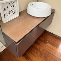 Meuble-lavabo mural moderne de marque italienne, finition marron chocolat mat, avec dessus en porcelaine aspect pierre, tiroir spacieux, prêt à l'emploi avec robinetterie de salle de bain