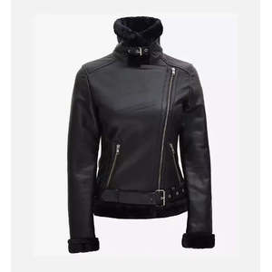 Chaqueta de moto de cuero acolchado negro para mujer con cuello de piel sintética - Product Image 3