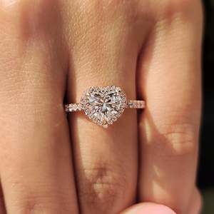 Anillo de Compromiso con Diamante en Forma de Corazón con Halo y Engaste Pavé, Certificado IGI, Claridad VS - Product Image 6