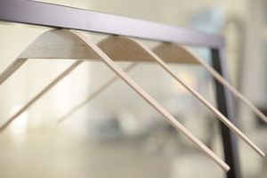 ESTILOS HECHO A MANO MEJOR Estilo boutique de alta calidad Percha de madera de loto de grado con muescas con percha de traje de barra - Product Image 2