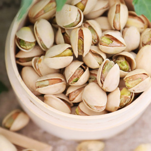 Pistachos Secos Enteros Pelados y Blanqueados, Calidad Snack, en Recipiente de Madera, 100% Naturales para Comer o Cocinar, en Venta - Product Image 1