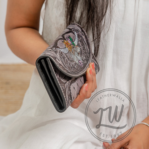 Cartera de mano de cuero con estilo hecha a mano para mujer Monedero tallado de cuero único para primavera e invierno - Product Image 3