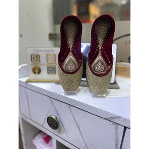 Chaussures pour femmes artisanales BS INTERNATIONAL - Qualité supérieure, style traditionnel du Rajasthan, chaussures brodées, fermeture à bande élastique - Product Image 6