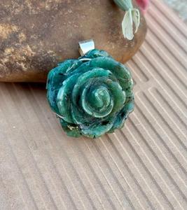 Piedra preciosa Esmeralda natural diseño de flor de Rosa colgante de plata Diseño De Rosa tallado a mano único regalo de joyería de Esmeralda para hombres o mujeres - Product Image 1