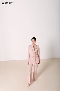 Blazer à poche avant pour femme à double boutonnage 4 boutons HELMER BLAZER ENCOCHÉ 85% Polyester 15% Spandex Costume pour femme avec étiquette personnalisée - Product Image 4